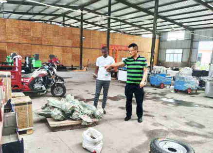 Les clients ivoiriens se sont rendus à Keruide pour inspecter la balayeuse et ont convenu d'une intention de coopération sur place