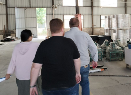 Un client brésilien visite l'usine de machines lourdes de Kereide et signe un contrat d'achat de chargeuses compactes à chenilles.