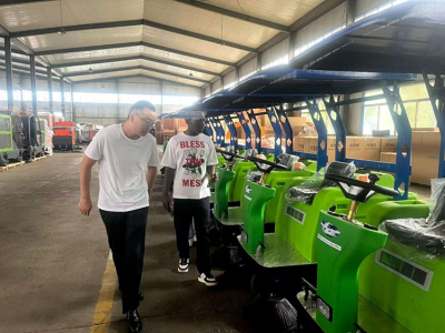 Un partenaire péruvien de longue date inspecte et expédie des balayeuses autoportées personnalisées à Keruide