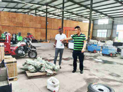 Les clients ivoiriens se sont rendus à Keruide pour inspecter la balayeuse et ont convenu d'une intention de coopération sur place