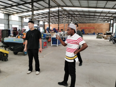 Un client ghanéen visite Keruide pour inspecter les balayeuses autoportées et obtient une intention de commande sur place