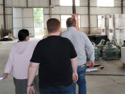 Un client brésilien visite l'usine de machines lourdes de Kereide et signe un contrat d'achat de chargeuses compactes à chenilles.