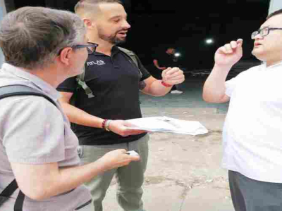 Un client espagnol visite l'usine de Keruide et commande sur place des balayeuses auto-basculantes.
